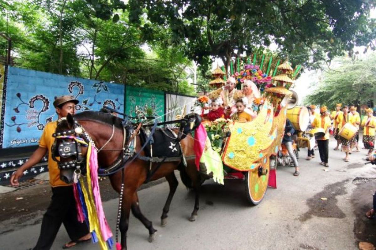 Tradisi Mengarak Pengantin