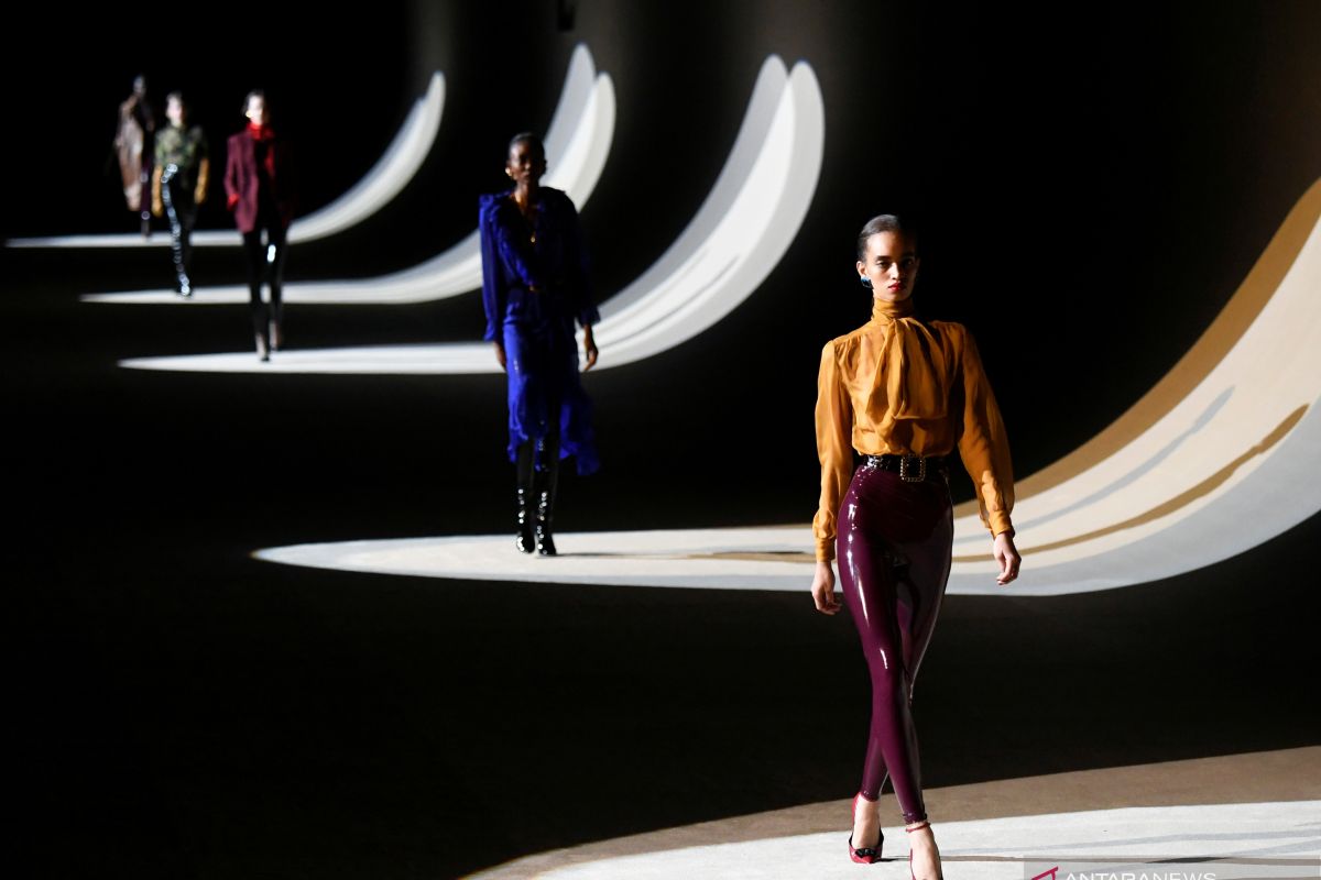 Saint Laurent tampilkan koleksi dramatis di Pekan Mode Paris