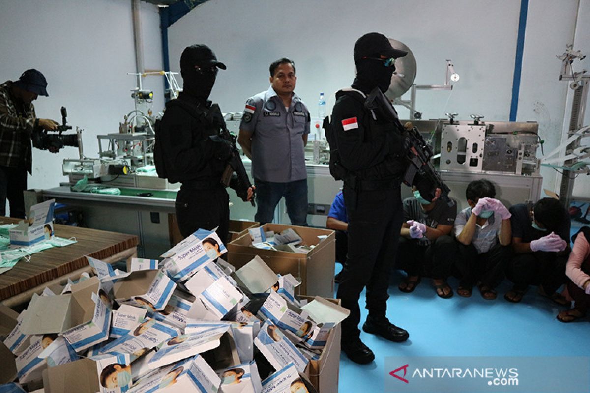 Manfaatkan isu corona, polisi grebek pabrik masker ilegal