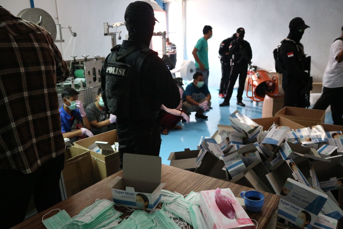 Pabrik masker ilegal digerebeg polisi Jakarta