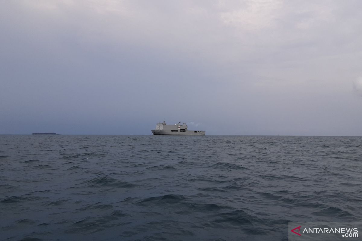 KRI dr Soeharso-990 tiba di Pulau Sebaru, langsung lego jangkar