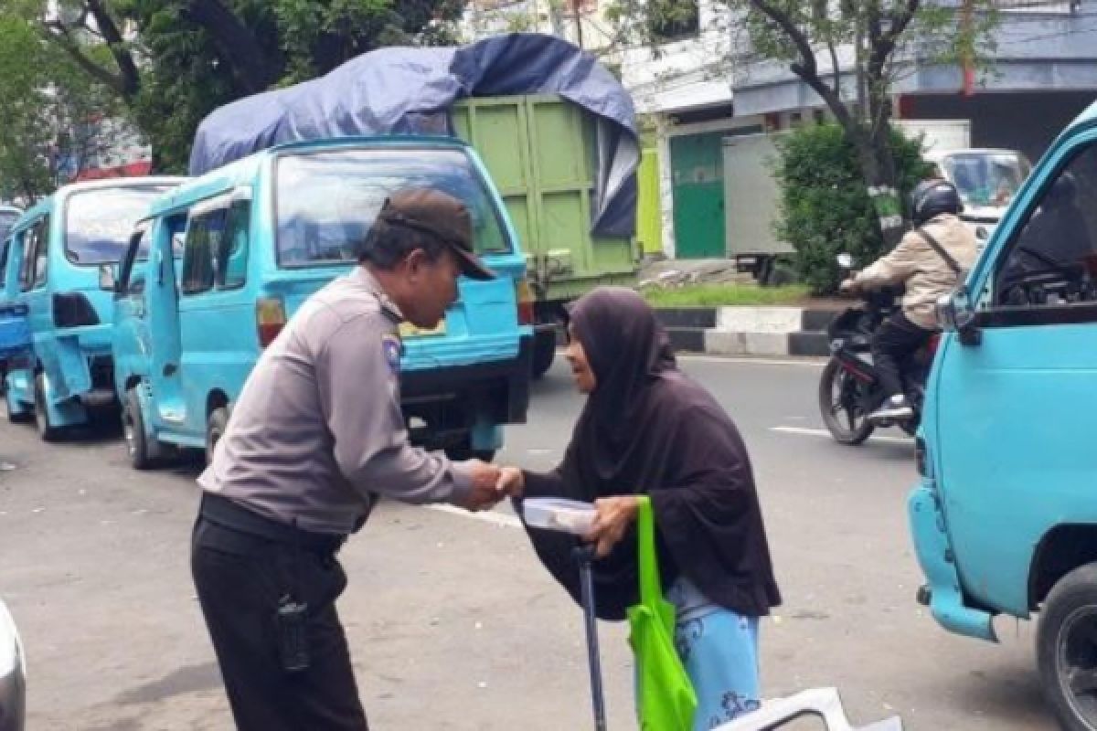 Personel Polsek Bontoala Makassar berbagi donasi untuk warga miskin