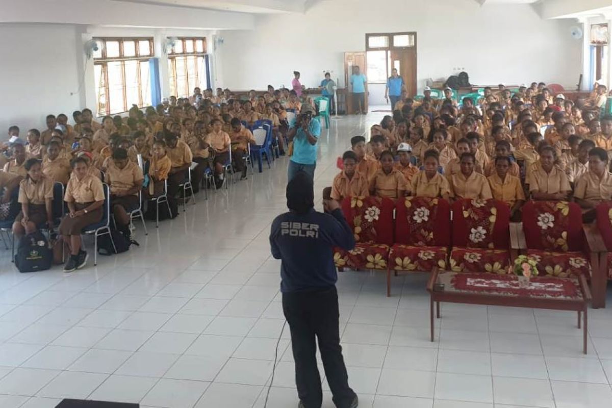 Polri sosialisasikan literasi digital kepada pelajar SMA gabungan  Jayapura