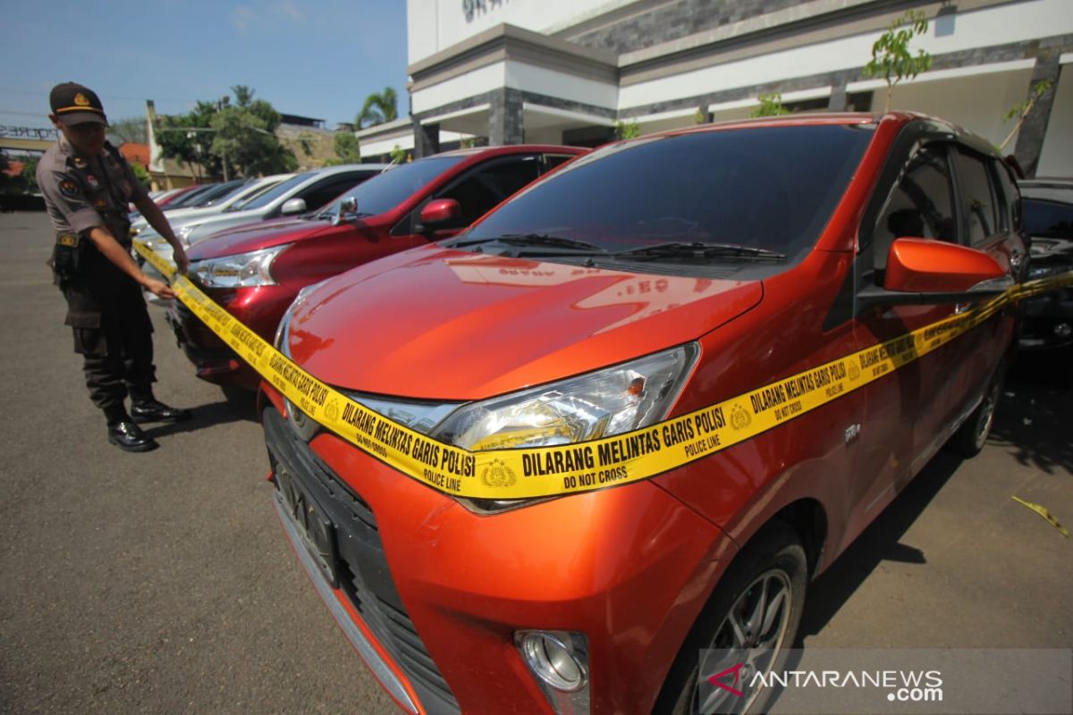 Polrestabes Surabaya ungkap penggelapan puluhan mobil