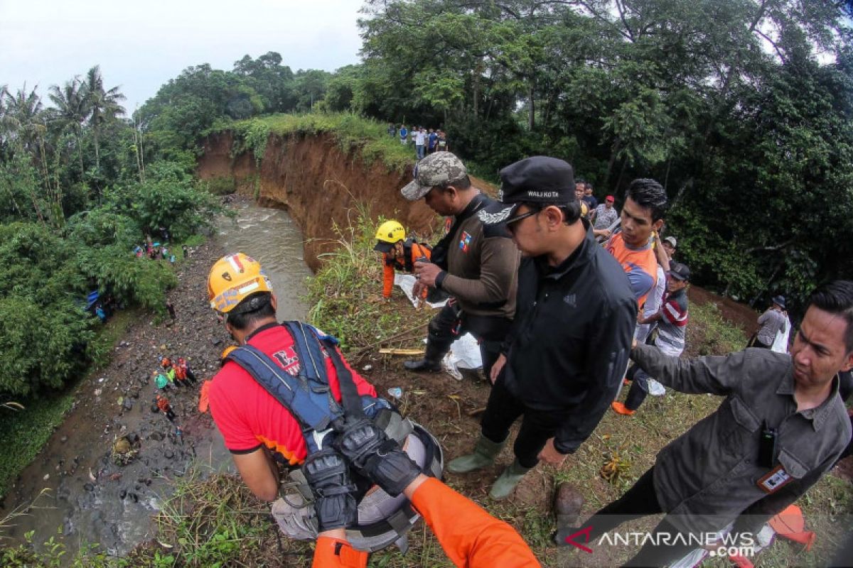 Sepuluh makam tergusur longsor di Bogor, evakuasi kerangka di tebing