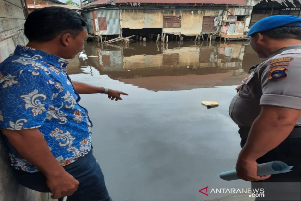 Dua bocah kecemplung masuk sungai