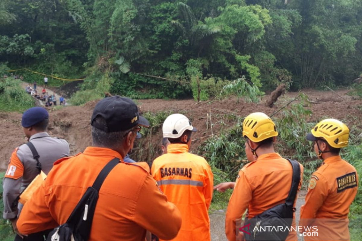 Ratusan warga terisolasi akibat tanah longsor di Tasikmalaya