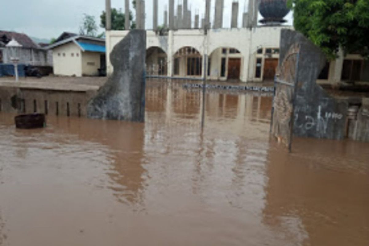 Banjir terjang Desa Sumi Bima, puluhan rumah terendam