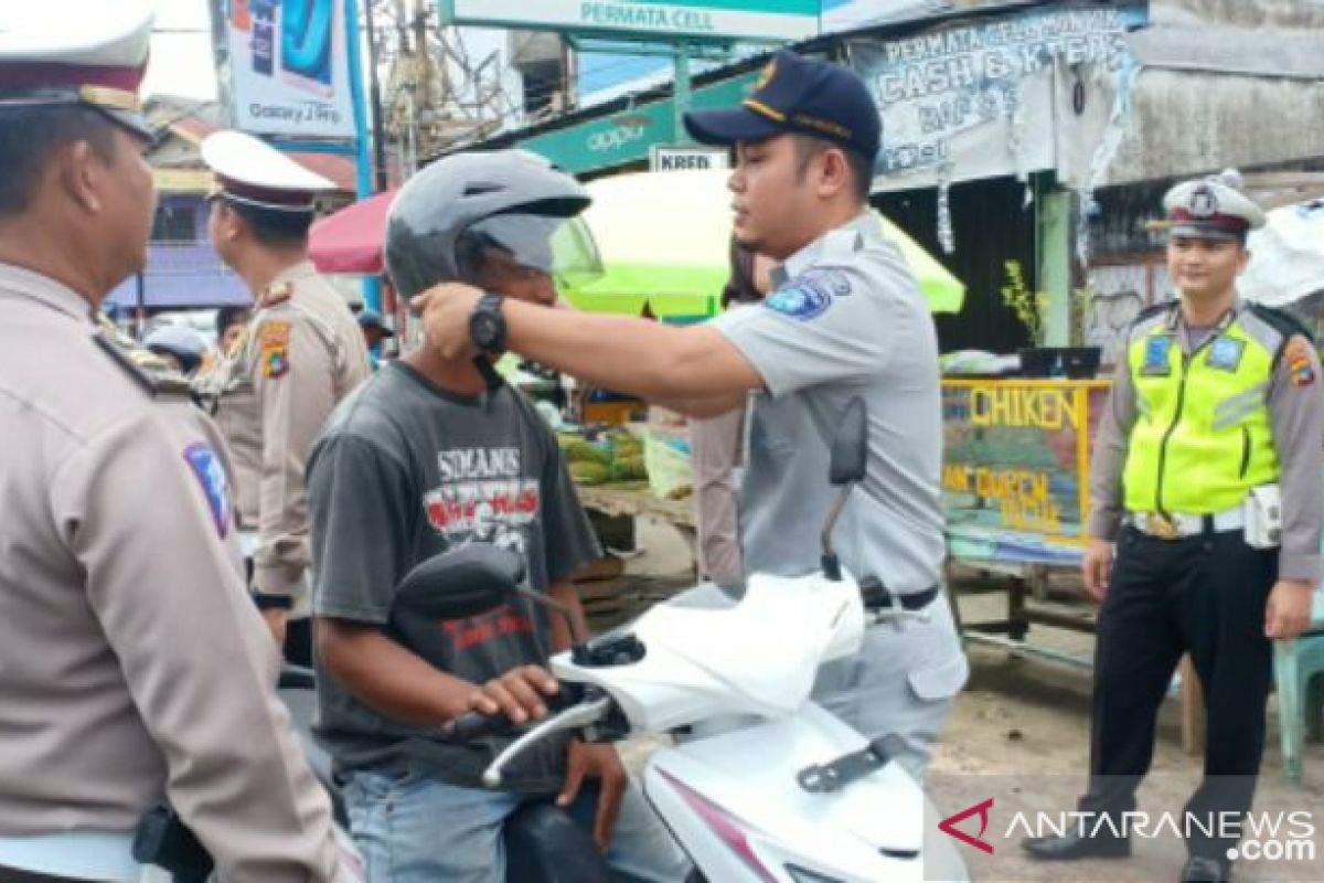 Jasa Raharja Babel bagikan helm gratis ke pengendara lalu lintas