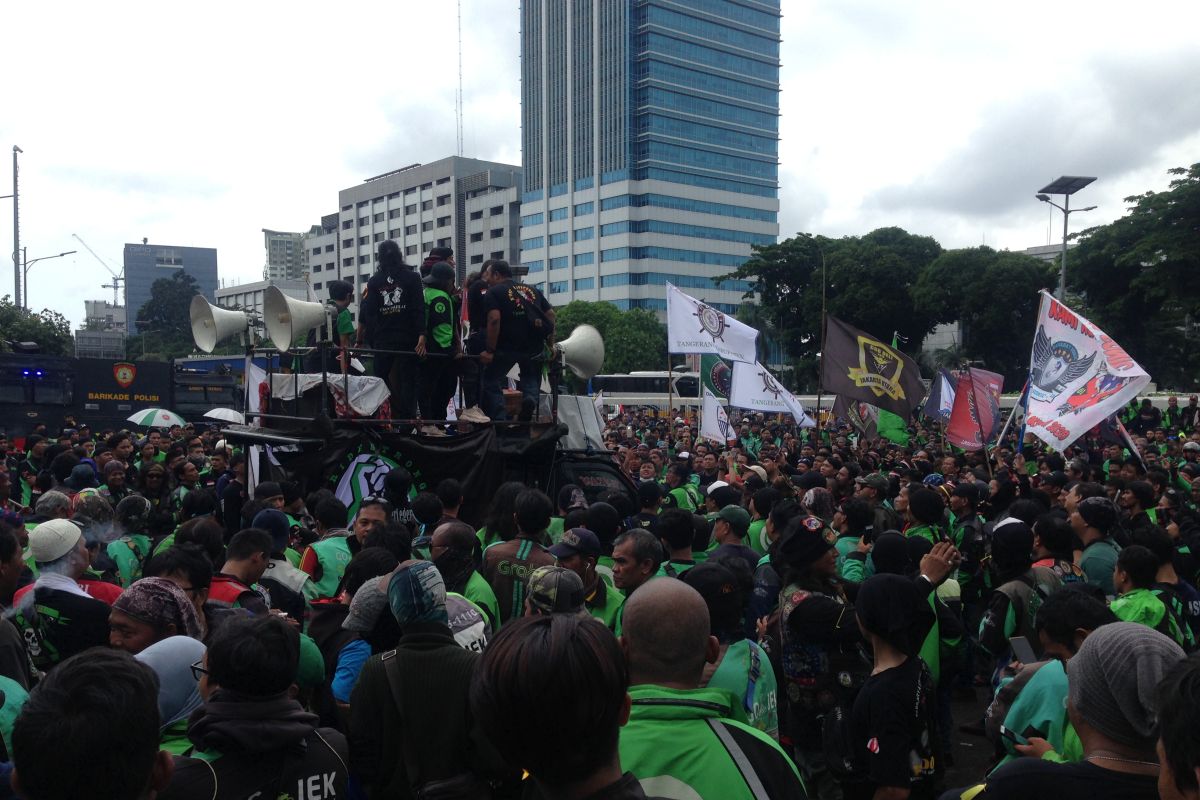 Tuntut izin angkut penumpang, ribuan ojol demo di Pemkot Bandung