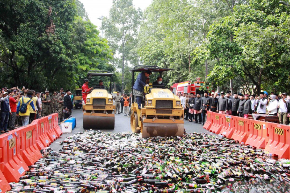 Peringati HUT, Pemkot Tangerang musnahkan 8.268 botol miras