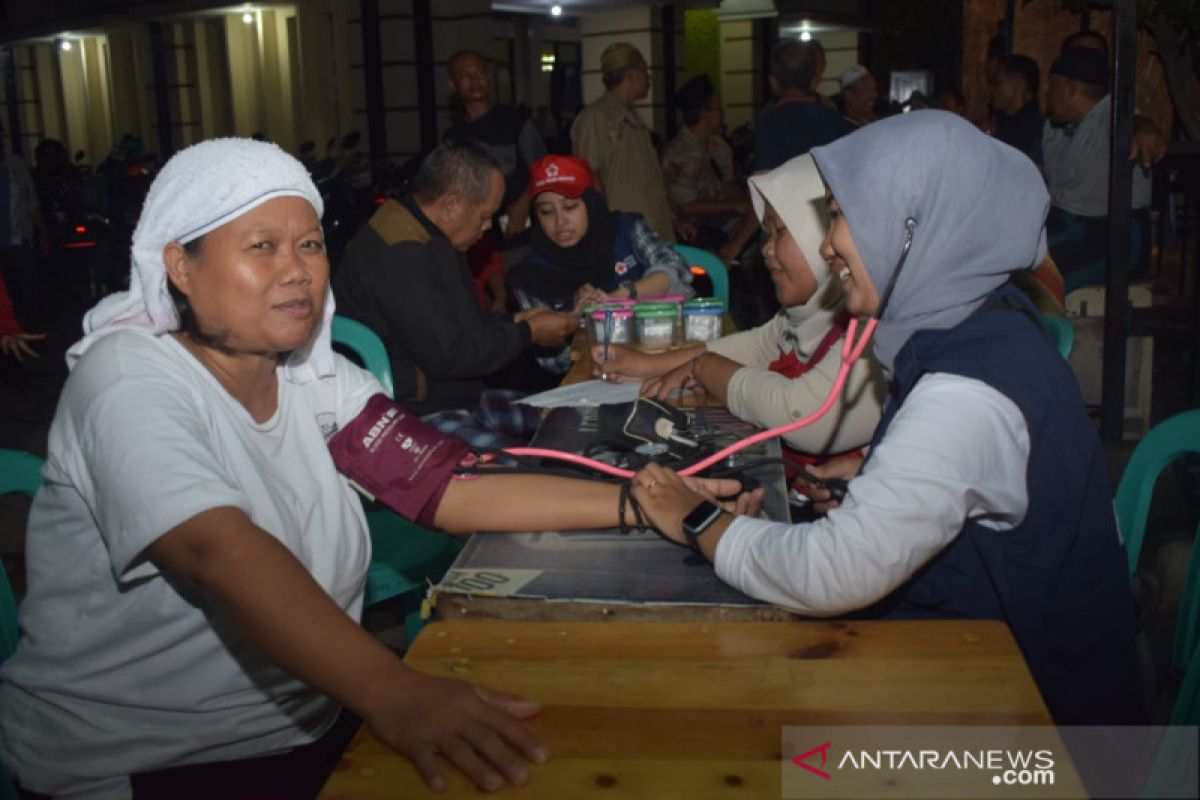 Di pengungsian, PMI Kota Tangerang periksa kesehatan korban banjir