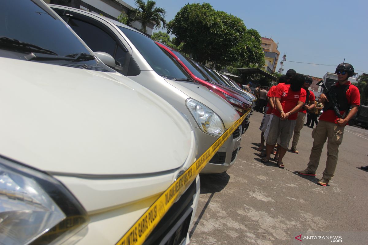 Petugas tangkap oknum polisi pelaku penggelapan 83 mobil