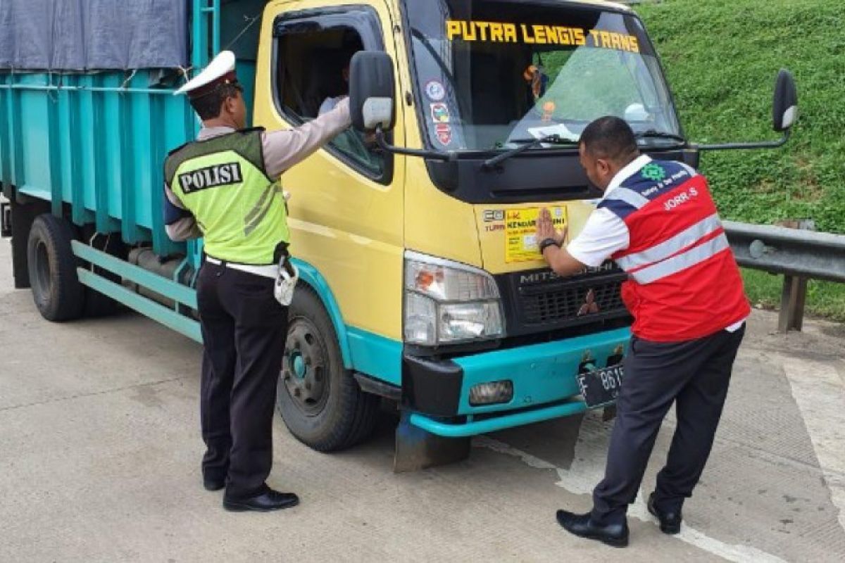 Hutama Karya terus razia kendaraan kelebihan beban di ruas tolnya