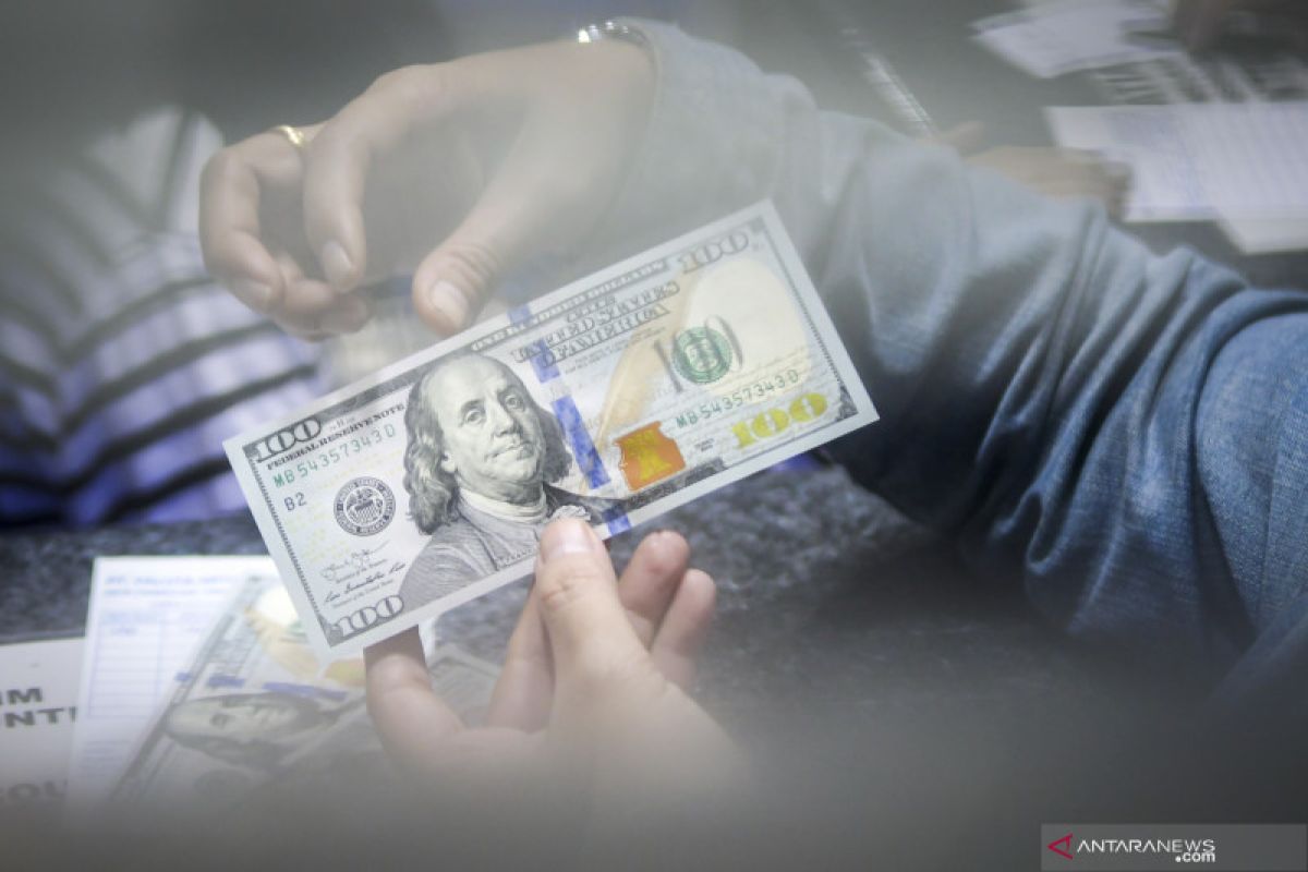 Dolar AS jatuh dari tertinggi tiga bulan di tengah data ekonomi suram