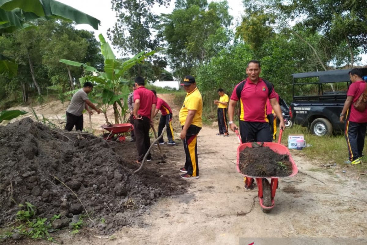 Polsek Pemali olah tanah humus di kawasan 