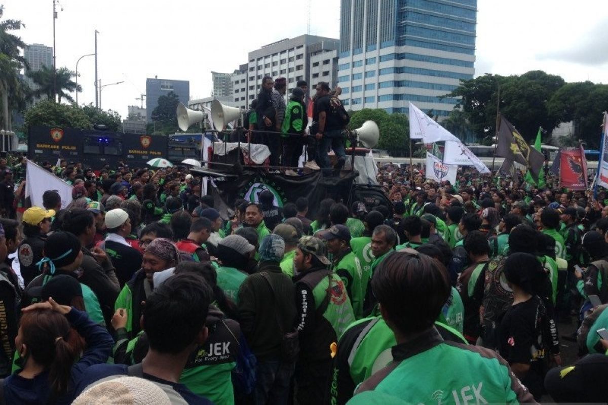 Berita politik kemarin, dari ojek daring demo di DPR hingga pusat data