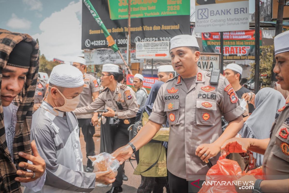 Kapolres Banjar bagikan makanan ringan kepada jamaah haul