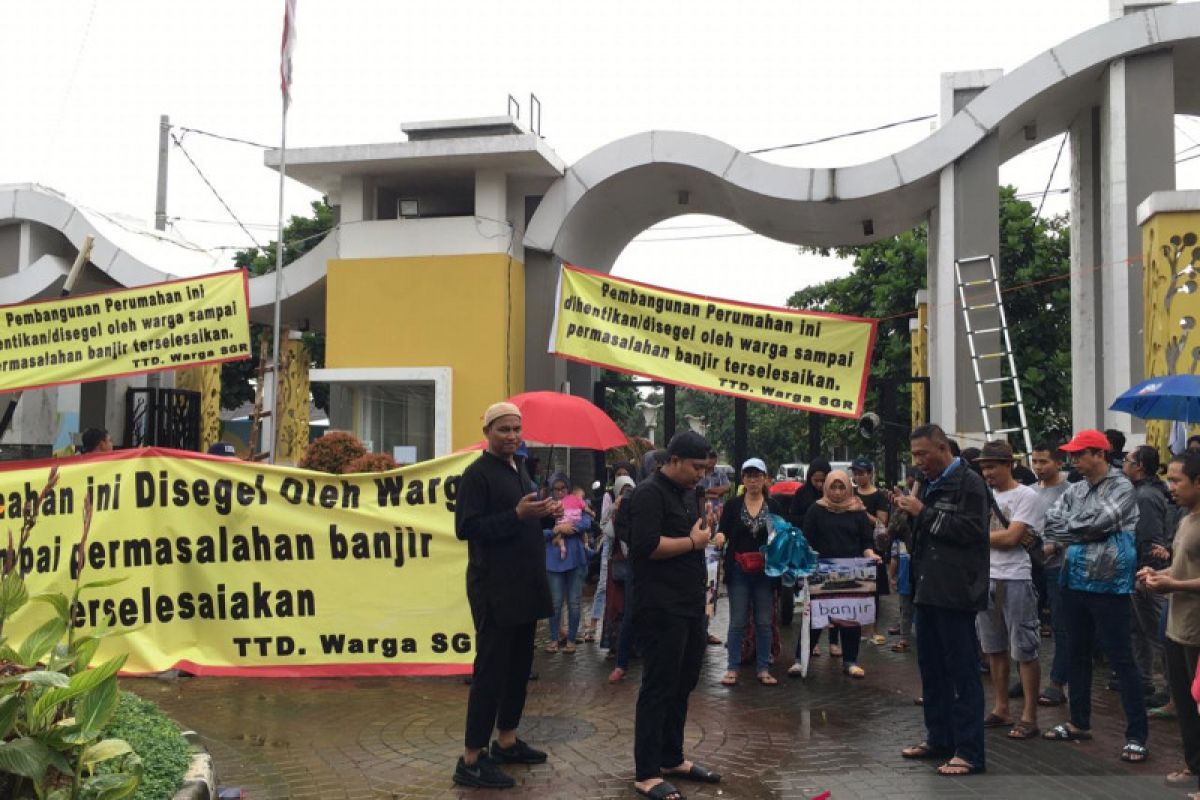 Langganan banjir, Spring Garden Residence Bekasi disegel penghuni