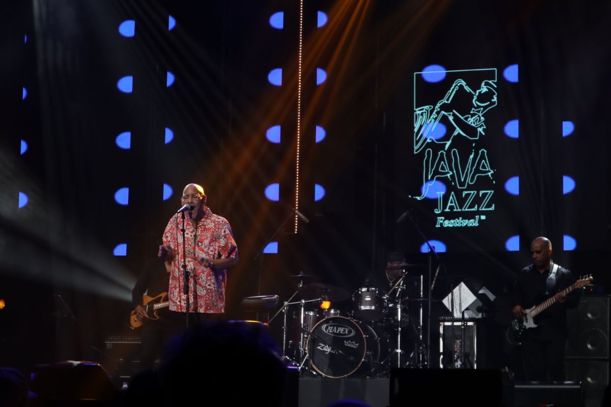 Phil Perry  tampil emosional di panggung Java Jazz 2020