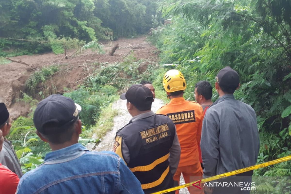 SAR gabungan masih cari korban tertimbun longsor di Tasikmalaya