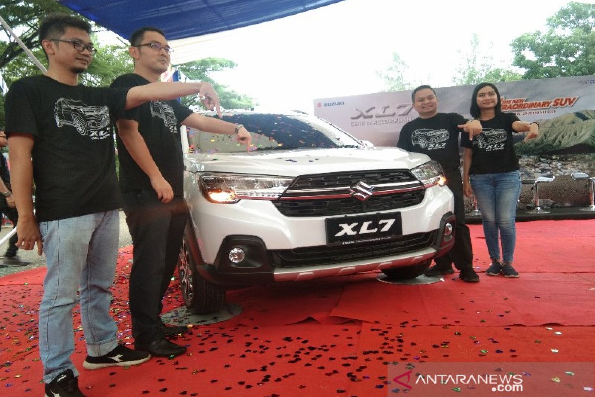 Di Kendari, PT SIS luncurkan mobil Suzuki XL7