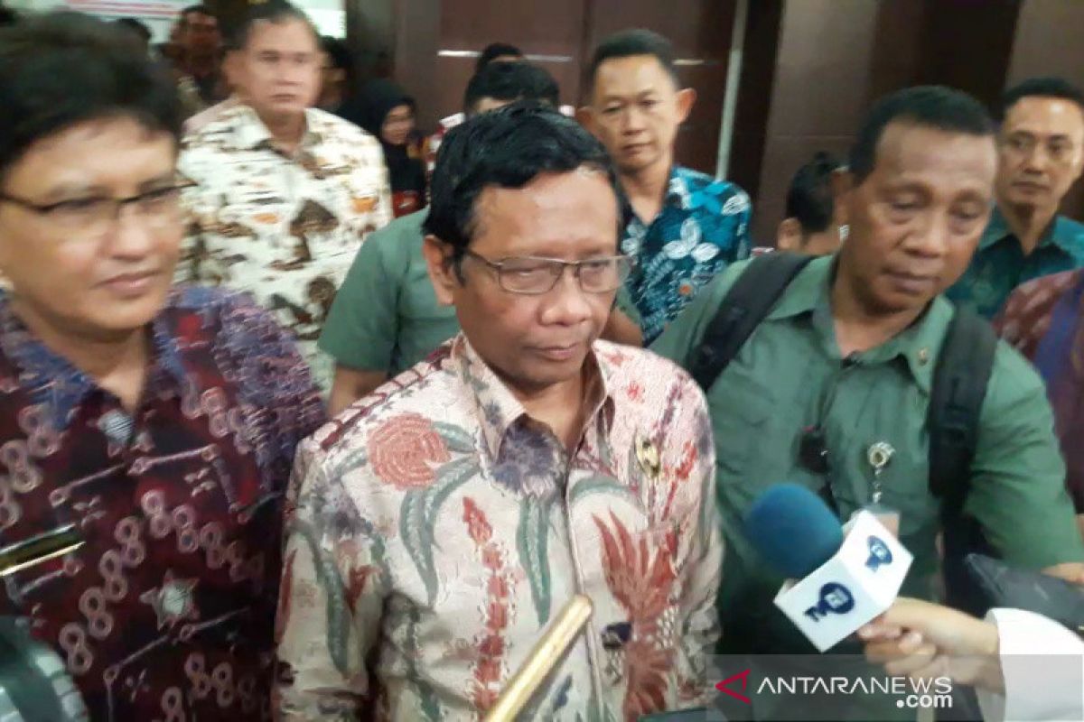 Mahfud MD meminta masyarakat abaikan hoaks soal COVID-19 di Indonesia