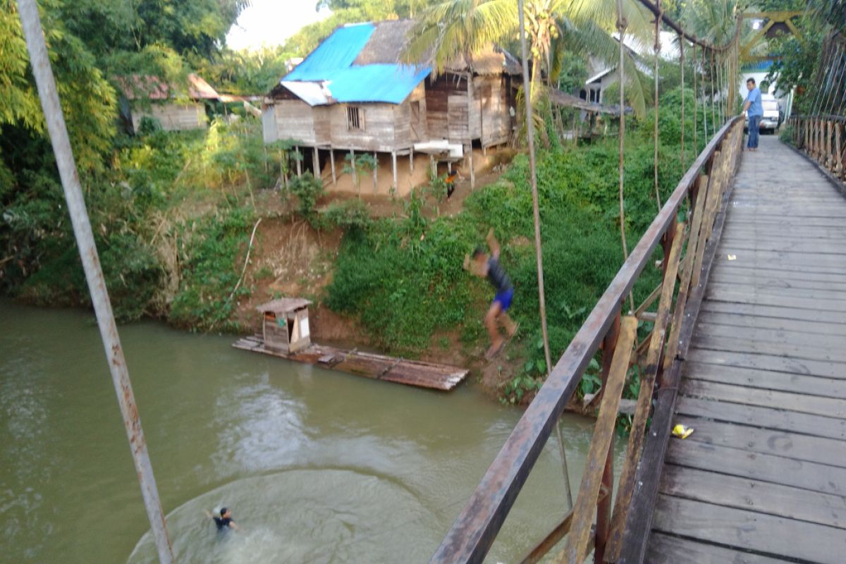 Uji nyali anak-anak peterjun dari Desa Aluan Mati