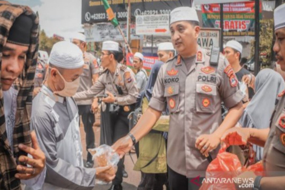 Kepada jamaah haul, Kapolres Banjar bagikan makanan ringan