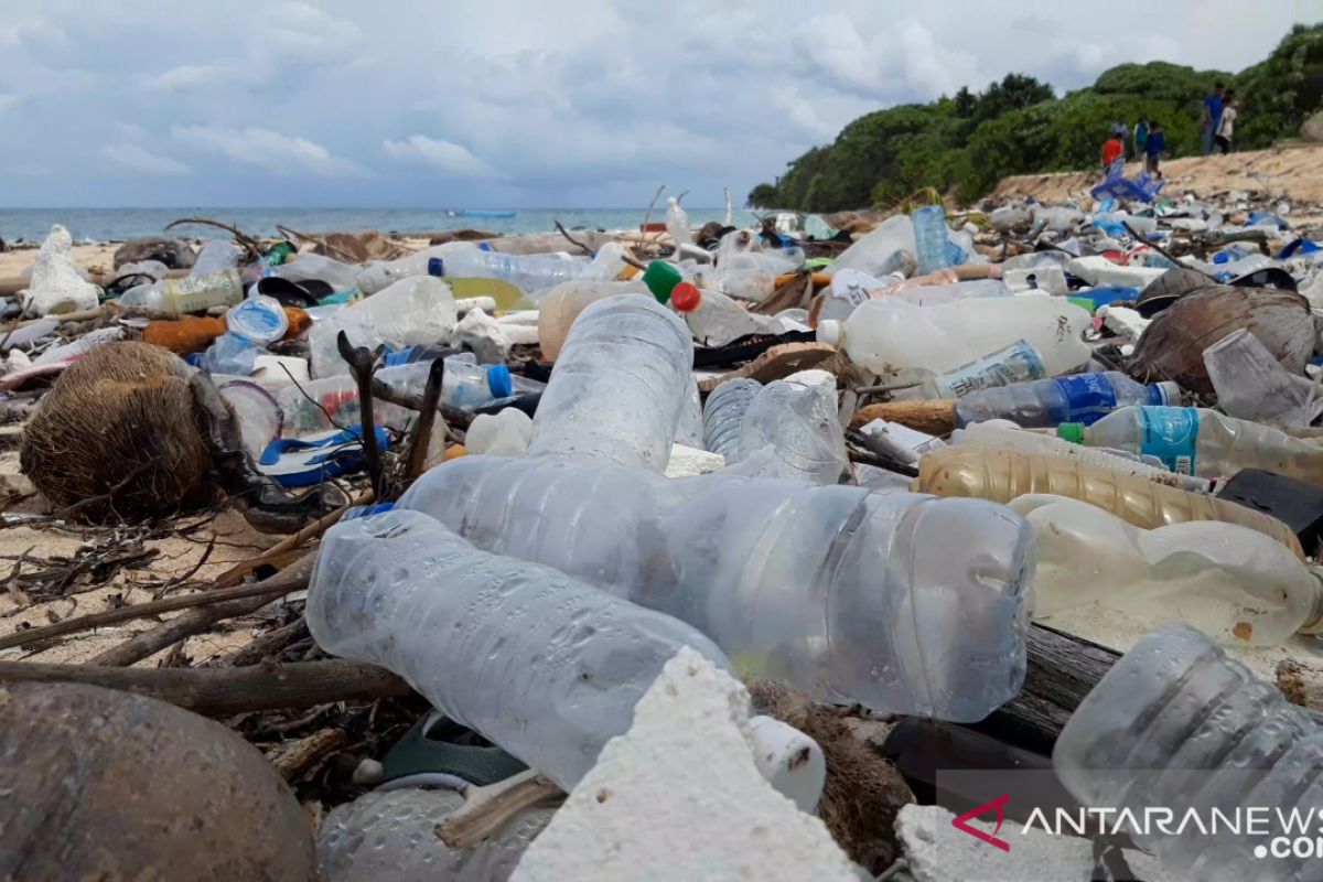 Waste covering Huntete Beach originated from other islands