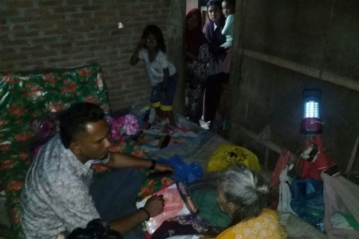 Politikus Partai Aceh bantu lansia kurang mampu di Aceh Utara