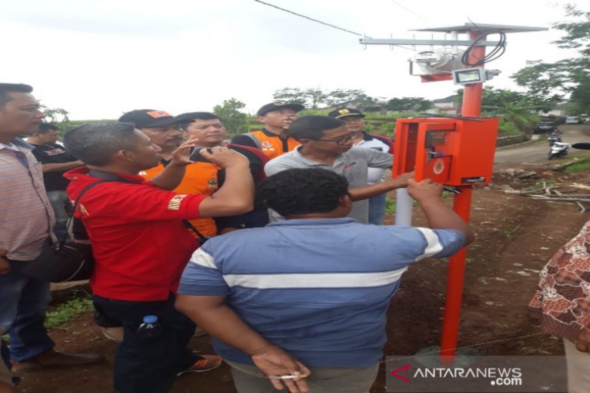 Pemkab Batang pasang alat pendeteksi dini longsor