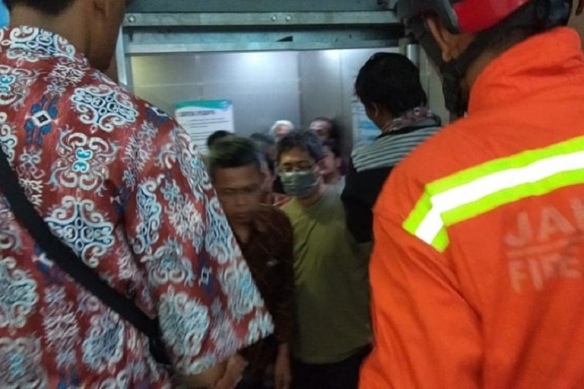 Petugas Damkar Jakarta Timur berhasil evakuasi 17 orang terjebak dalam lift