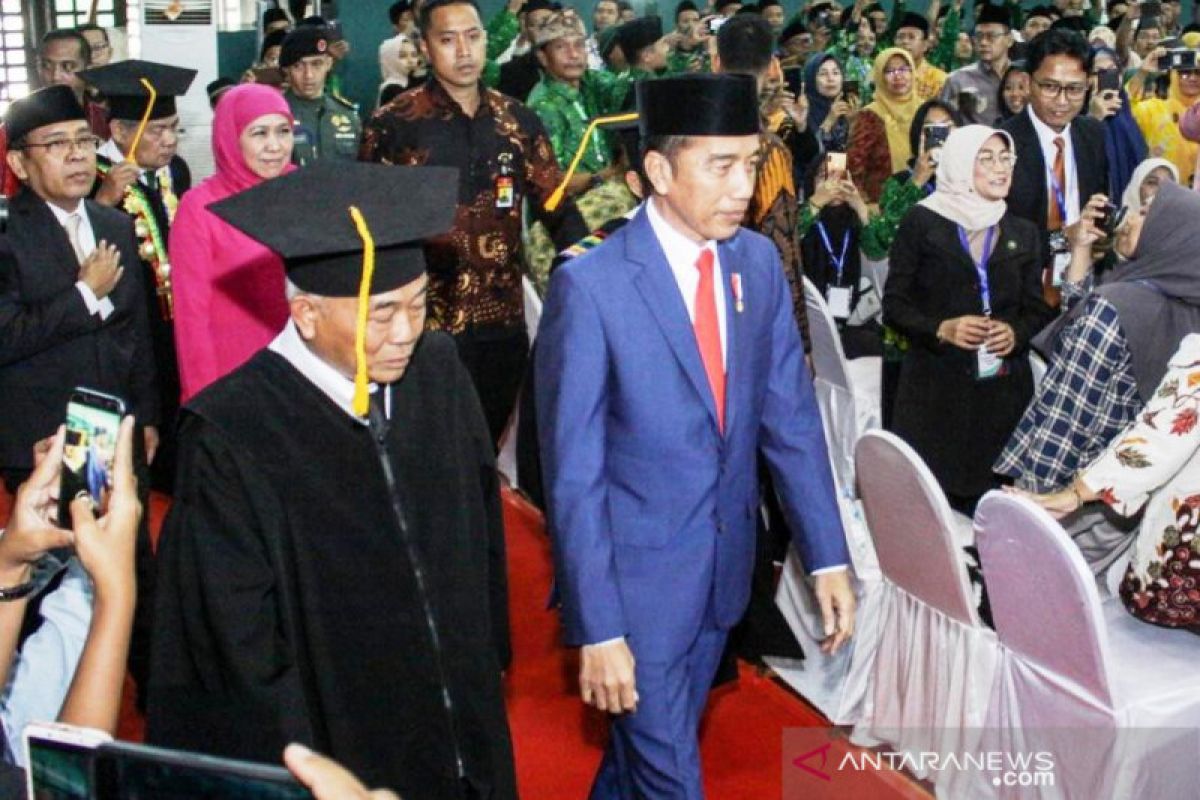 Jokowi hadiri pengukuhan Kiai Asep sebagai guru besar UINSA