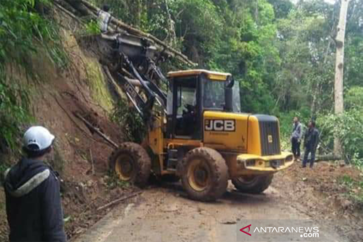 Jalan licin bekas longsor, warga diimbau hati-hati