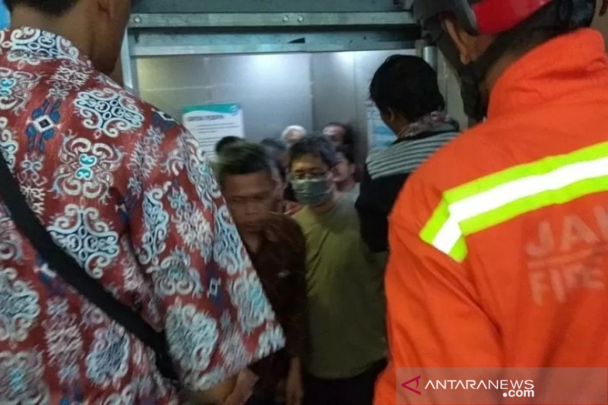 17 orang terjebak dalam lift di Jakarta Timur