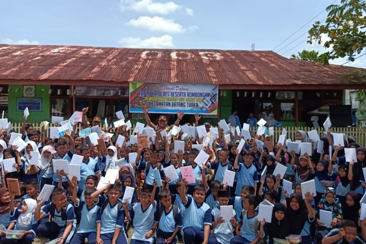 Kapolres Inhil beri bantuan dan motivasi murid SD Negeri 03 Batang Tuaka