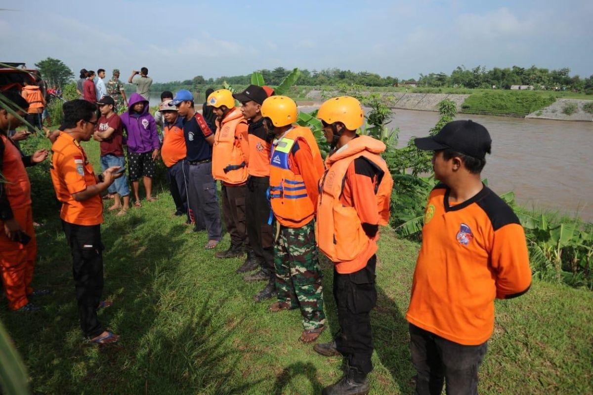 Petugas cari korban perahu tenggelam di Sungai Brantas