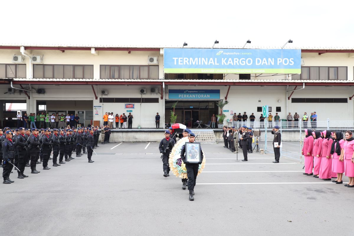 Jenazah Bharatu Doni Priyanto dilepas secara militer di Bandara Juanda