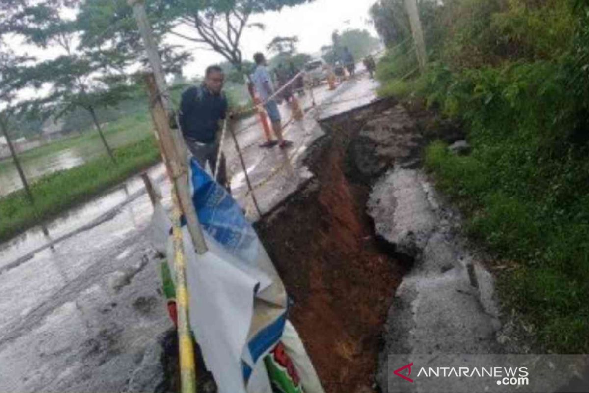 Hati-hati, ada bagian Jalan Inspeksi Kalimalang di Bekasi amblas