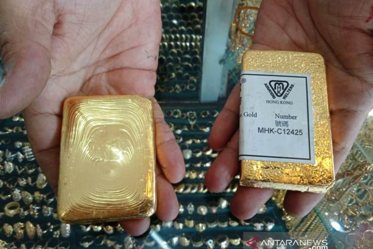 Harga emas naik, warga ramai-ramai jual perhiasan