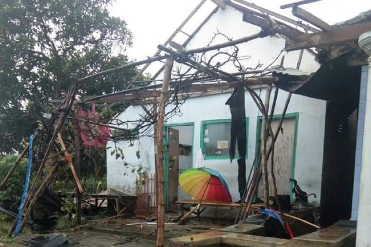 Puluhan rumah di Kediri rusak diterjang angin kencang