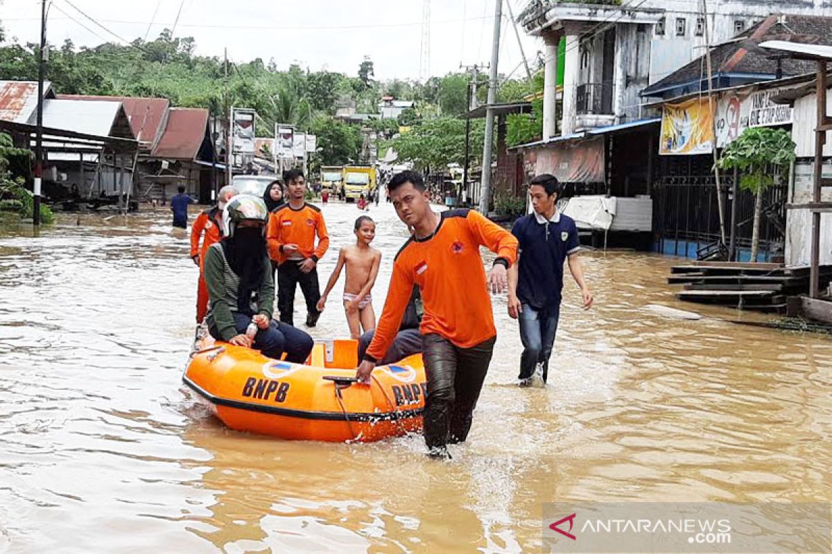 Sungai Sikui meluap, jalan Muara Teweh - Banjarmasin terendam banjir