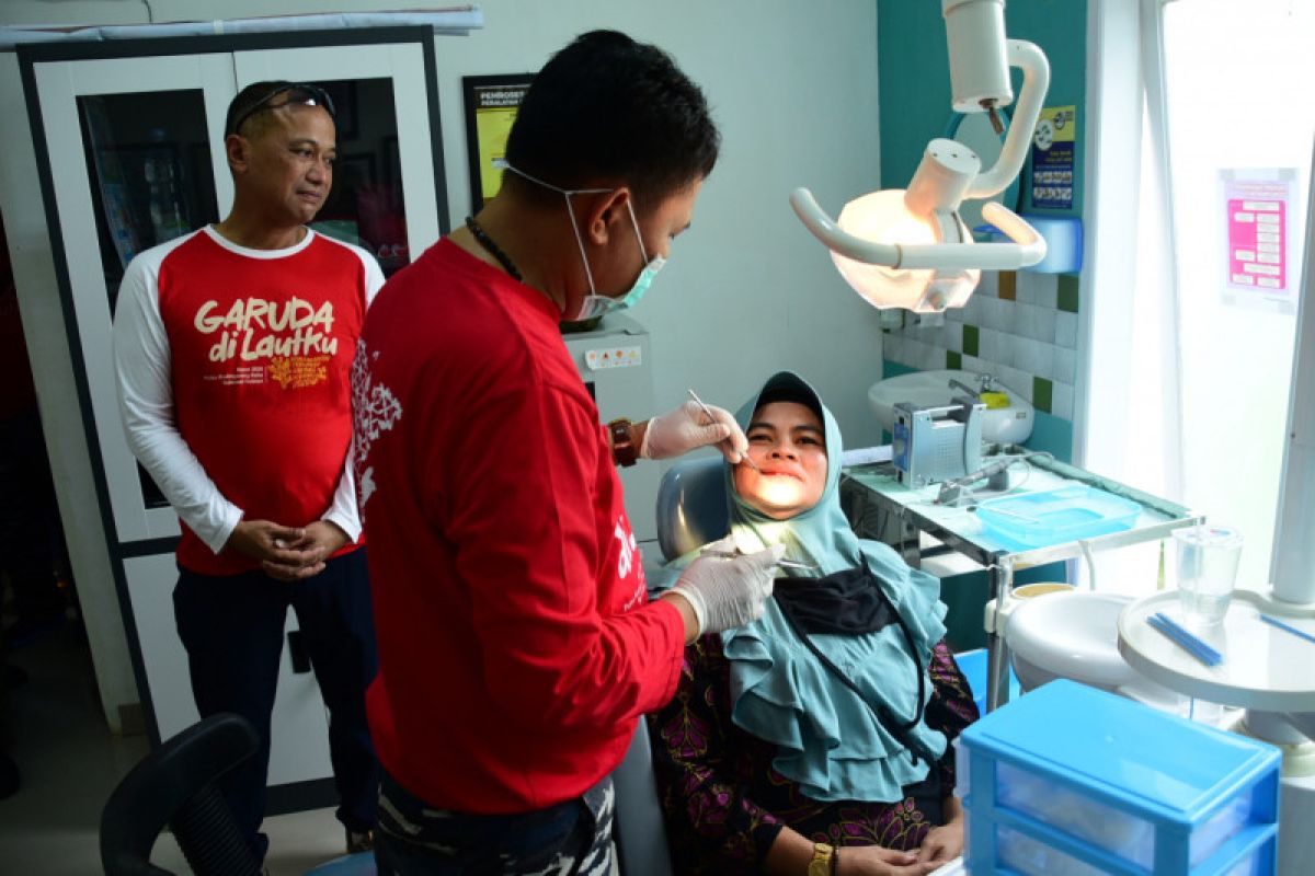 Tim medis Lantamal VI baksos di Pulau Kodingareng Lompo