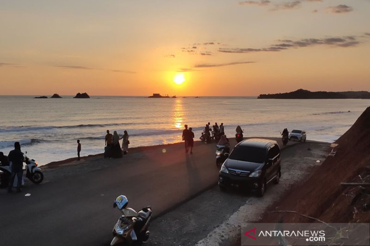 Menikmati keindahan sunset di Puncak Gunung Keutapang