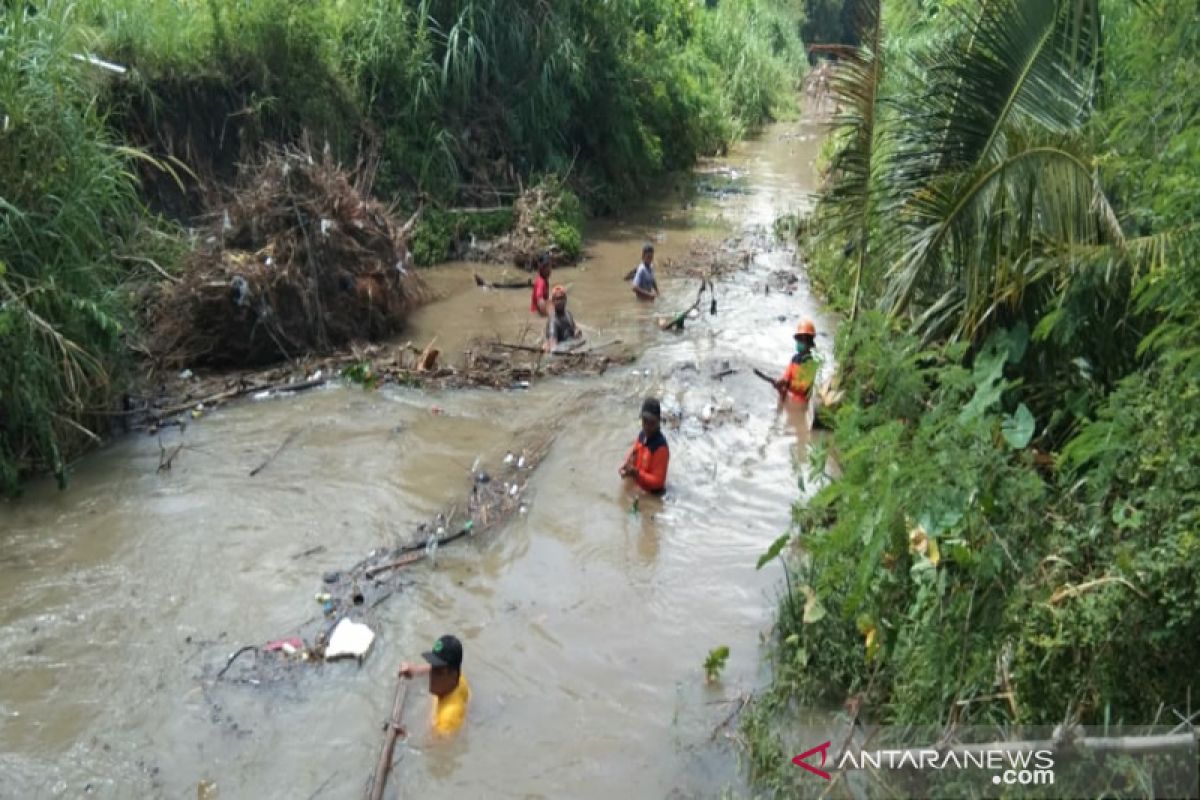 Relawan bersihkan Sungai Papah Kulon Progo antisipasi banjir