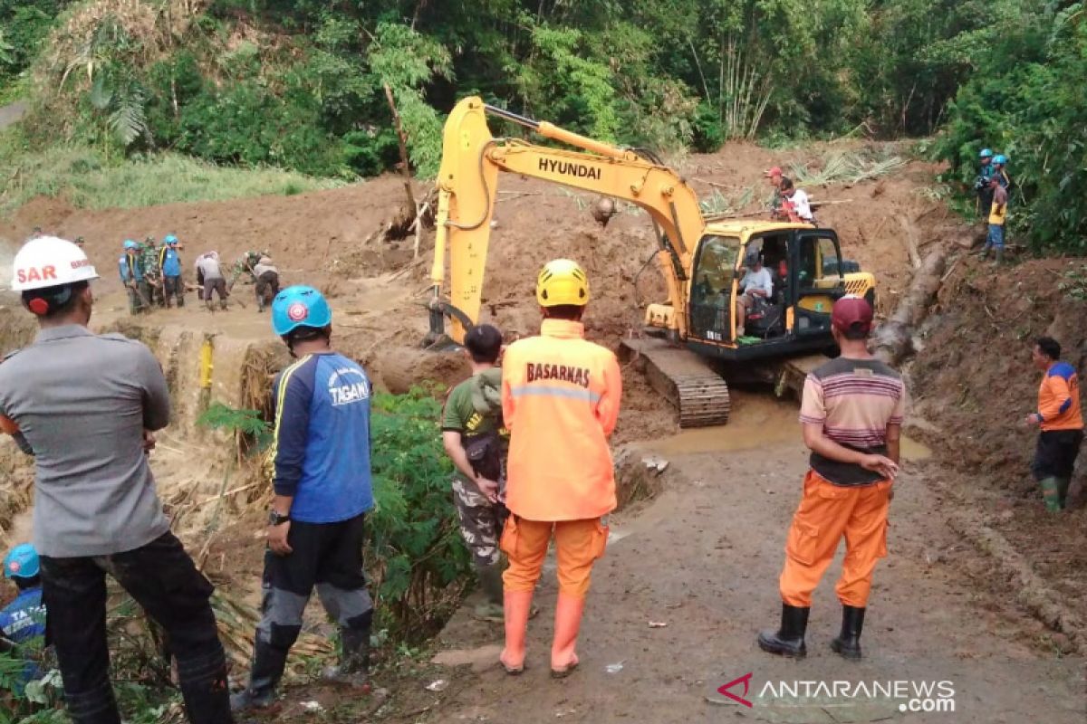 Petugas lanjutkan pencarian korban tertimbun longsor di Tasikmalaya