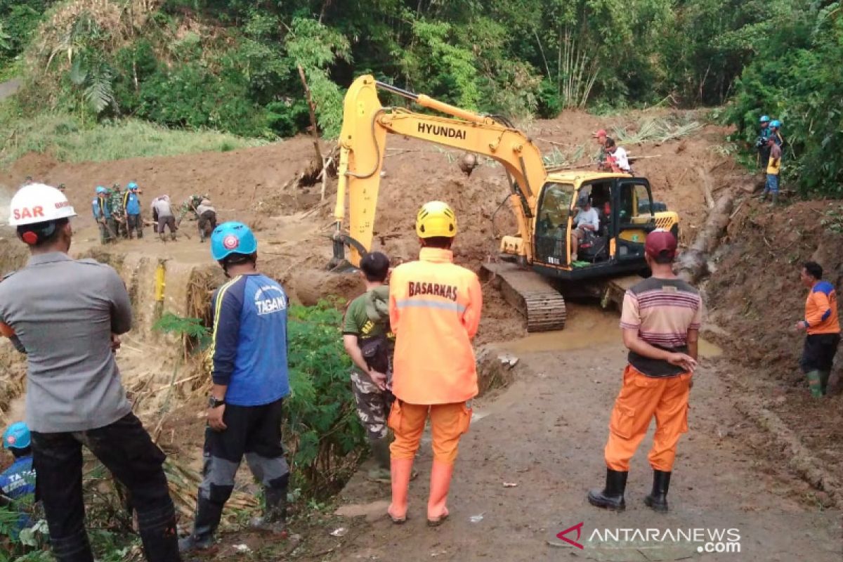 Pencarian warga tertimbun longsor di Tasikmalaya diteruskan