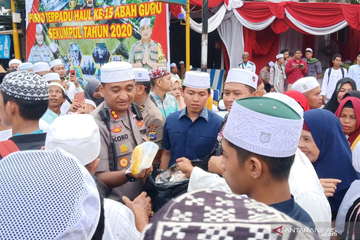 Kapolres Banjar bagikan makanan sembari ingatkan jamaah tetap jaga ketertiban