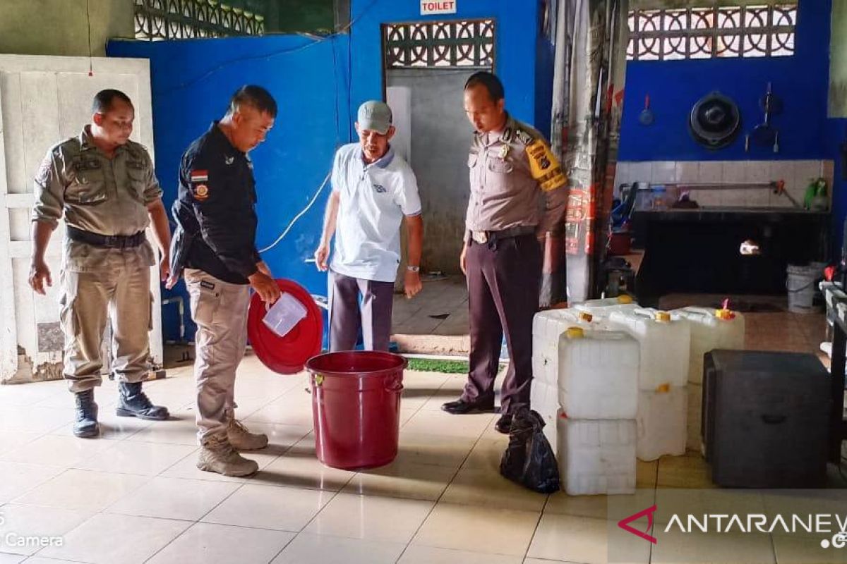 Satpol PP Belitung Timur gerebek warung jual miras jenis arak